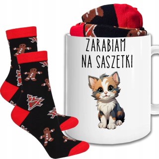 ŚWIĄTECZNY KUBEK I SKARPETKI ZESTAW NA PREZENT WZÓR ZARABIAM NA SASZETKI