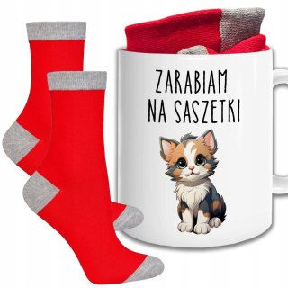 ŚWIĄTECZNY KUBEK I SKARPETKI ZESTAW NA PREZENT WZÓR ZARABIAM NA SASZETKI
