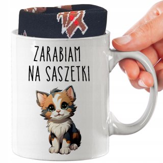 ŚWIĄTECZNY KUBEK I SKARPETKI ZESTAW NA PREZENT WZÓR ZARABIAM NA SASZETKI