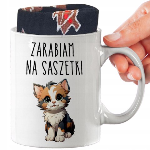 ŚWIĄTECZNY KUBEK I SKARPETKI ZESTAW NA PREZENT WZÓR ZARABIAM NA SASZETKI