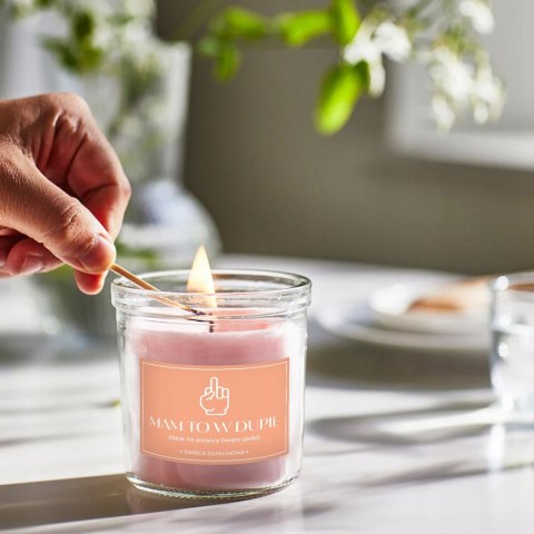 ŚWIECA SZKLANA SOJOWA ŚWIECZKA ZAPACHOWA etykieta MAM TO W D*PIE PREZENT